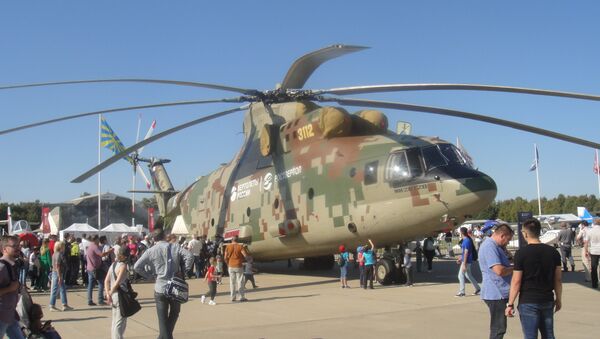 Máy bay trực thăng vận tải quân sự khổng lồ Mi-26T2V tại căn cứ không quân “Kubinka” ngoại ô Matxcơva. - Sputnik Việt Nam