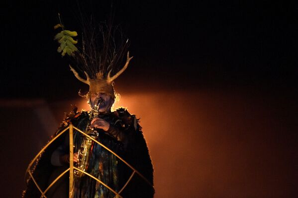 Những người tham gia cuộc diễu hành Halloween «Macnas» ở Ireland - Sputnik Việt Nam