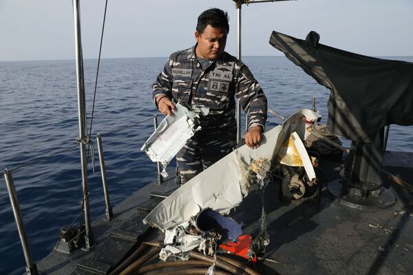Lực lượng cứu hộ tại hiện trường tai nạn máy bay chở khách Boeing 737 của hãng hàng không Lion Air ngoài khơi bờ biển phía Tây đảo Java - Sputnik Việt Nam
