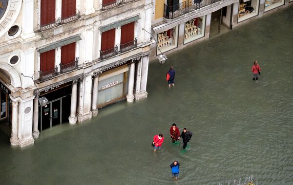 Người dân ở Quảng trường St. Mark bị ngập lụt ở Venice - Sputnik Việt Nam