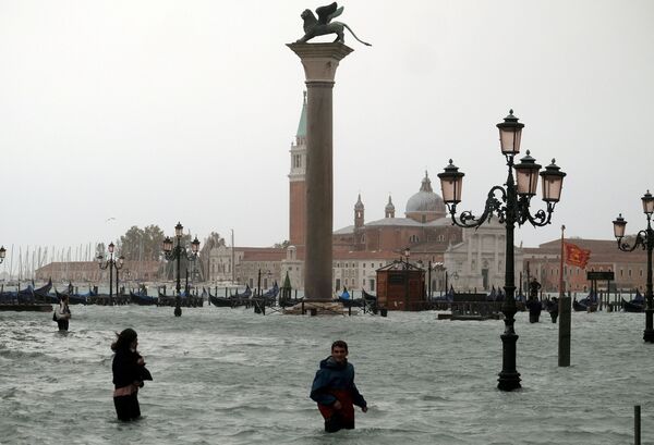Người dân ở Quảng trường St. Mark bị ngập lụt ở Venice - Sputnik Việt Nam