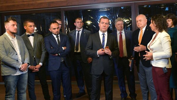 Thủ tướng Nga Dmitry Medvedev đã gặp những người  lọt vào vòng  chung kết cuộc thi ảnh báo chí quốc tế lần thứ tư mang tên Andrey Stenin. - Sputnik Việt Nam