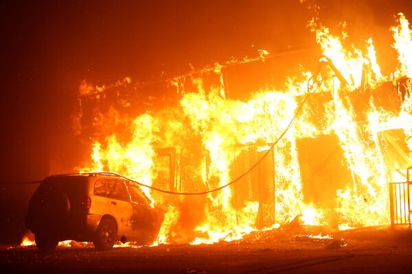 Ngôi nhà cháy do cháy rừng ở Paradise, California, Hoa Kỳ - Sputnik Việt Nam