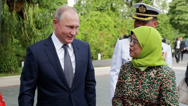Vladimir Putin và Halimah Yacob - Sputnik Việt Nam