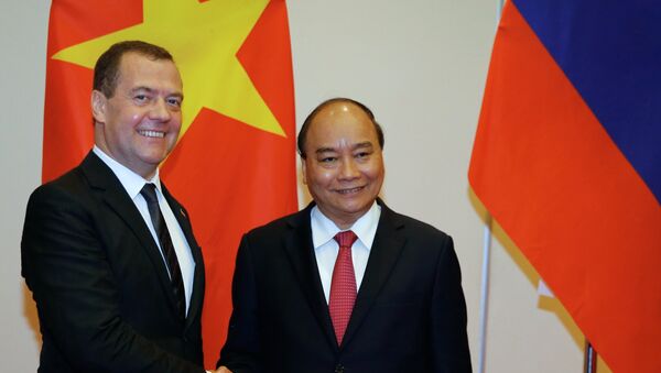 Thủ tướng Nga Dmitry Medvedev với người đồng cấp Việt Nam Nguyễn Xuân Phúc tại Hà Nội - Sputnik Việt Nam