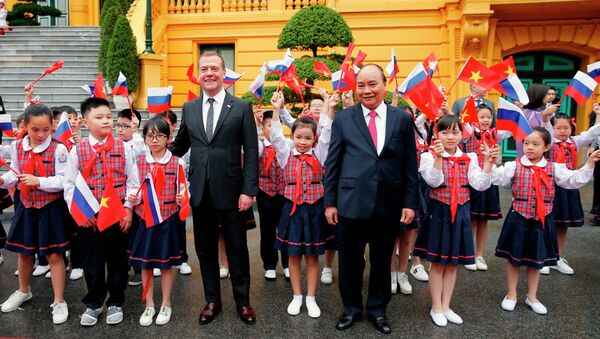 Ngày 19 tháng 11 năm 2018. Thủ tướng Nga Dmitry Medvedev và Thủ tướng Việt Nam Nguyễn Xuân Phúc trong lễ chào mừng chính thức tại Hà Nội. - Sputnik Việt Nam