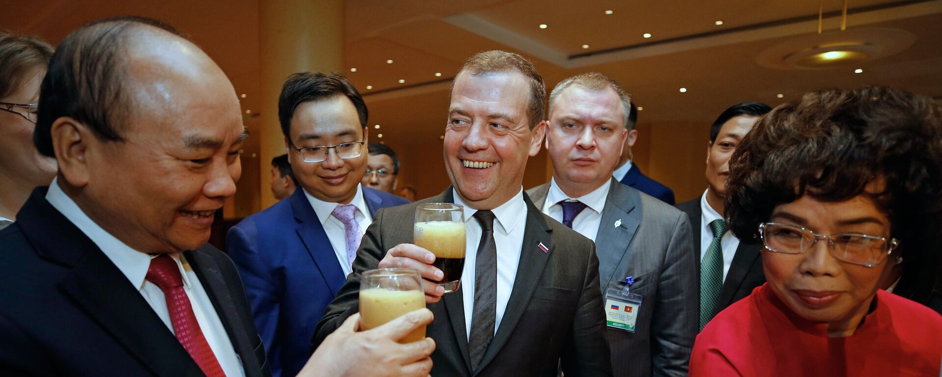 Ngày 19 tháng 11 năm 2018. Thủ tướng Nga Dmitry Medvedev và Thủ tướng Việt Nam Nguyễn Xuân Phúc (trái) tham dự buổi giới thiệu nước giải khát kvas True Malt của tập đoàn TH True Milk - Sputnik Việt Nam, 1920, 19.11.2018
