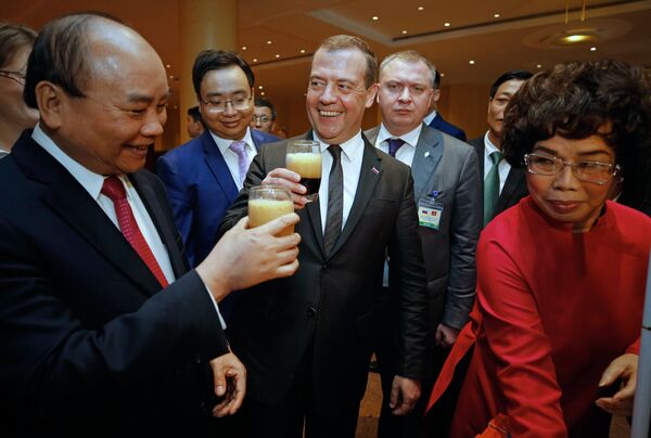 Ngày 19 tháng 11 năm 2018. Thủ tướng Nga Dmitry Medvedev và Thủ tướng Việt Nam Nguyễn Xuân Phúc (trái) tham dự buổi giới thiệu nước giải khát kvas True Malt của tập đoàn TH True Milk - Sputnik Việt Nam