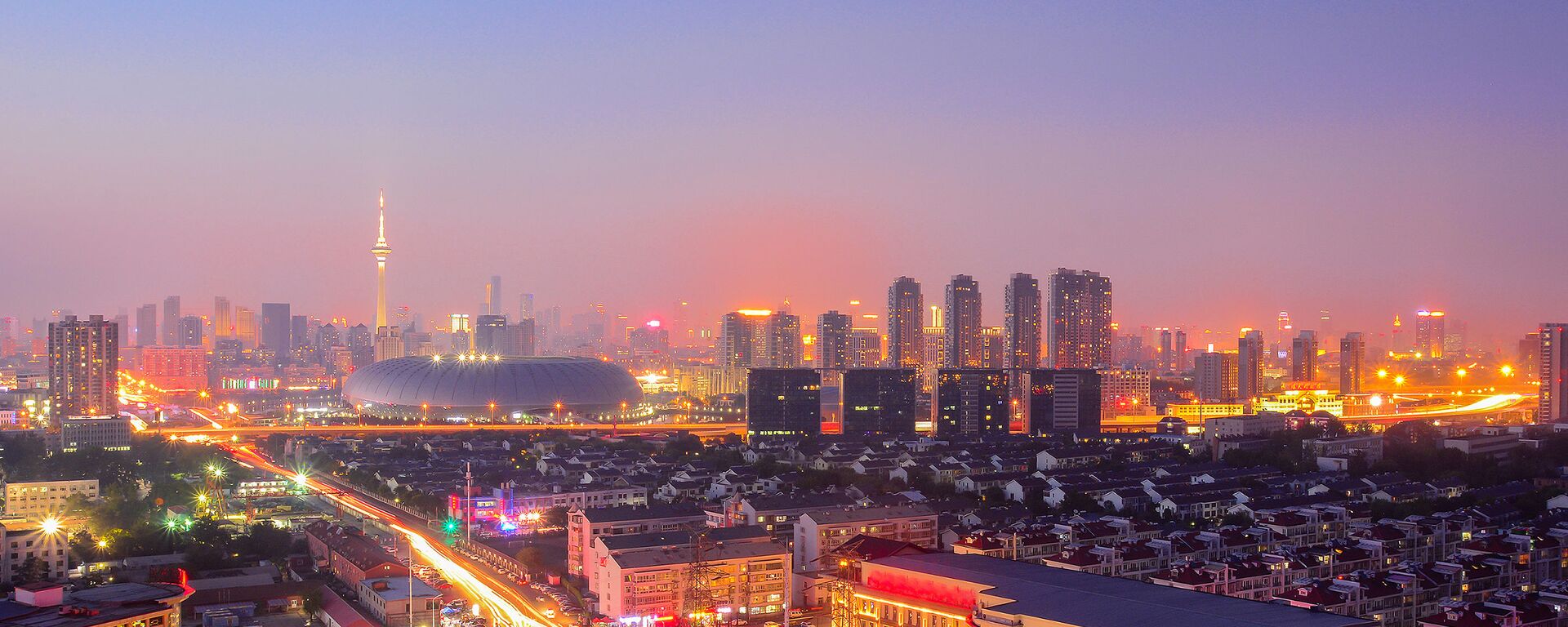 Cảnh quan thành phố buổi tối với Tháp Truyền hình Thiên Tân cao 415,2 m - Sputnik Việt Nam, 1920, 30.04.2022