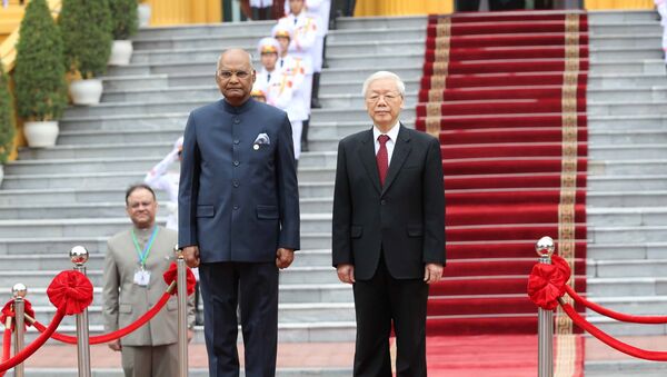 Tổng Bí thư, Chủ tịch nước Nguyễn Phú Trọng và Tổng thống Ấn Độ Ram Nath Kovind trên bục danh dự, thực hiện nghi lễ chào cờ. - Sputnik Việt Nam
