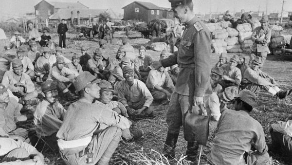 Chiến sĩ và sĩ quan Xô viết hỏi chuyện các tù binh Nhật - Sputnik Việt Nam