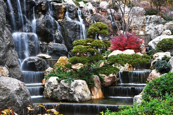 Thác nước trong khu vườn Nhật Bản tại công viên Aivazovsky ở Crưm - Sputnik Việt Nam
