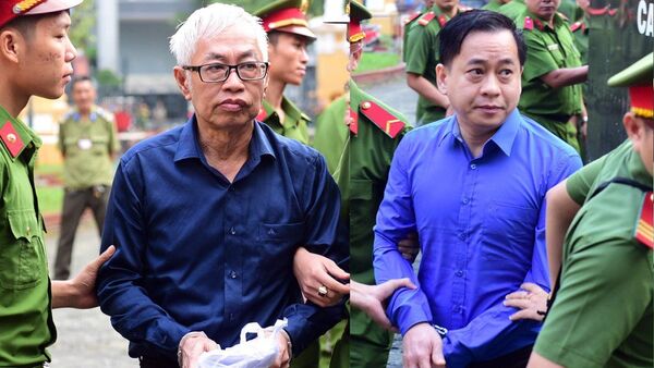 Bị cáo Phan Văn Anh Vũ (phải) và Trần Phương Bình được dẫn giải ra tòa - Sputnik Việt Nam