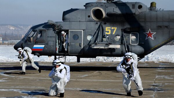 Lính Dù thuộc nhóm trinh sát đổ bộ từ trực thăng Mi-8AMTSh để thực hiện nhiệm vụ ở hậu địch giả định theo kịch bản tập trận chiến thuật kết hợp của Lữ đoàn Cận vệ quân Dù-tấn công đường không số 83 tại thao trường Baranovsky ở vùng Primorye. - Sputnik Việt Nam