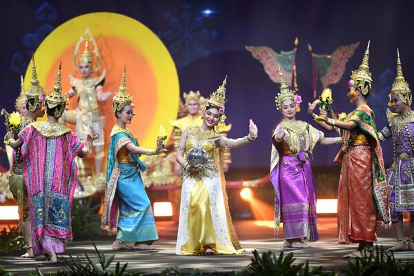 Các vũ công trình diễn trong phần thi trang phục dân tộc tại Hoa hậu Hoàn vũ 2018 ở Thái Lan - Sputnik Việt Nam