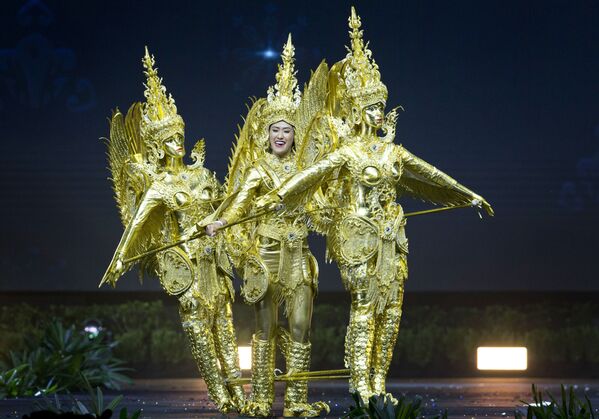 Đại diện Lào On-anong Homsombath trong phần thi Trang phục dân tộc tại Hoa hậu Hoàn vũ 2018 ở Thái Lan - Sputnik Việt Nam