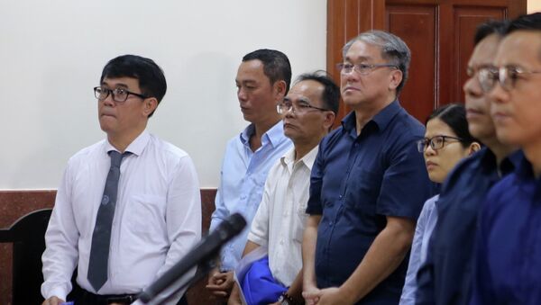 Bị cáo Phạm Công Danh (áo xanh đứng giữa) tại phiên tòa ngày 12/12/2018 - Sputnik Việt Nam