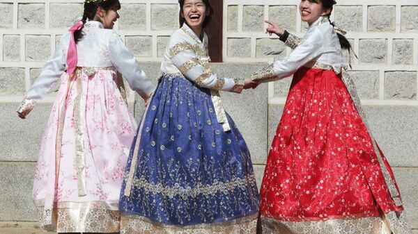 Những cô gái mặc trang phục truyền thống Triều Tiên đang đứng cạnh Cung điện Hoàng gia Gyeongbokgung ở Seoul - Sputnik Việt Nam