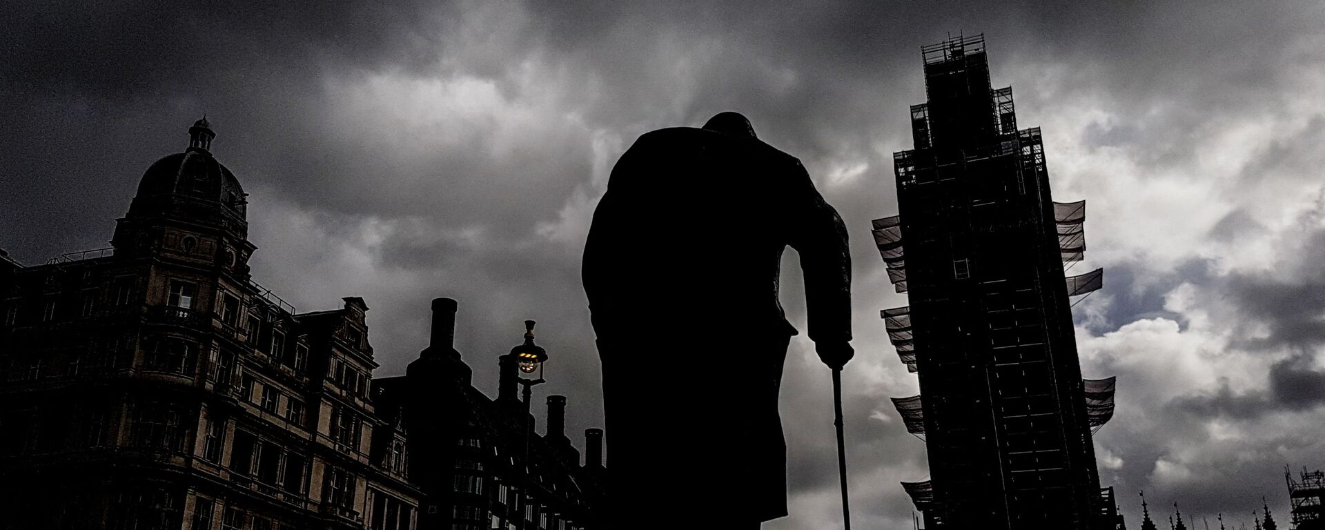 Đài tưởng niệm cựu Thủ tướng Anh Winston Churchill trên Quảng trường Quốc hội và Tháp Cung điện Westminster (Big Ben) trong khi đang sửa chữa - Sputnik Việt Nam, 1920, 18.08.2022