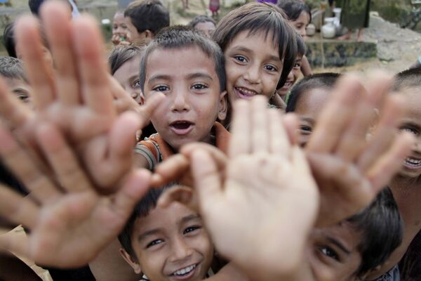 Trẻ em trong trại Balukali ở Bangladesh, nơi người tị nạn Rohingya sống tập trung - Sputnik Việt Nam