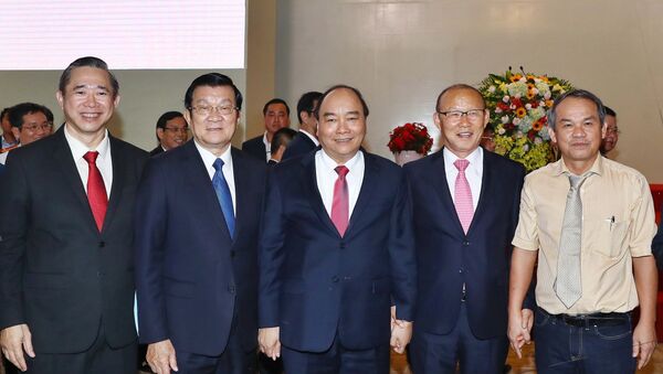 Nguyên Chủ tịch nước Trương Tấn Sang, Thủ tướng Nguyễn Xuân Phúc chia vui với HLV Park Hang-seo - Sputnik Việt Nam