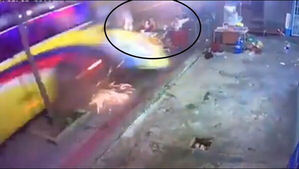 Xe khách mất lái tông vào bàn nhậu khiến 2 người chết, một người nguy kịch - Sputnik Việt Nam