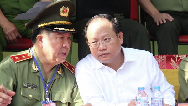 Ông Bùi Văn Thành - Thứ trưởng Bộ Công an và Tất Thành Cang trong buổi diễn tập chữa cháy - Sputnik Việt Nam