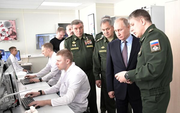 Tổng thống Vladimir Putin đã đến thăm khu công nghệ cao-quân sự Era - Sputnik Việt Nam