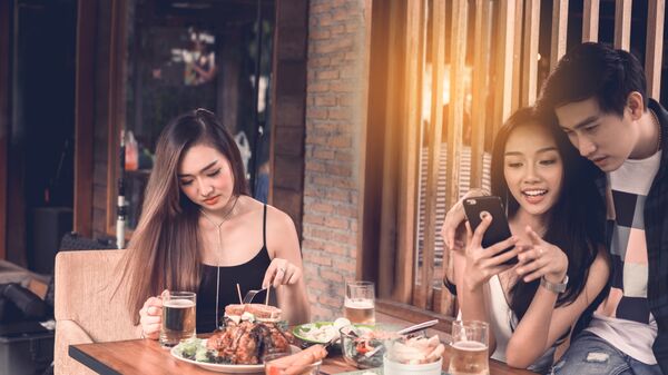 Cô gái cô đơn  và cặp tình nhân trong nhà hàng - Sputnik Việt Nam