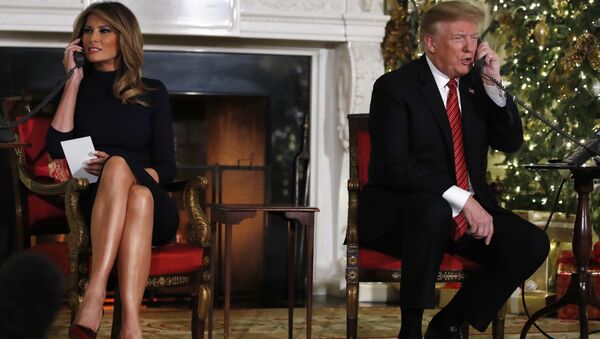 Tổng thống Mỹ Donald Trump và phu nhân Melania tại thời điểm nhận thông tin về việc ông già Noel đi qua vào đêm Giáng sinh - Sputnik Việt Nam