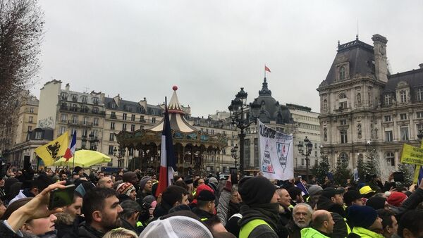 Áo gile vàng xuất hiện để phản đối trước Tòa thị chính Paris - Sputnik Việt Nam