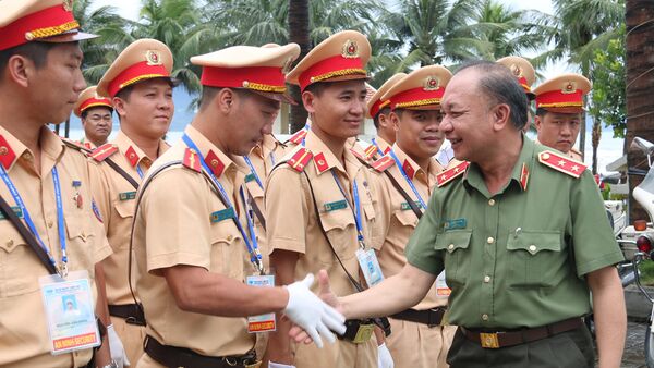 Trung tướng Lê Đông Phong làm việc với cán bộ CSGT - Sputnik Việt Nam
