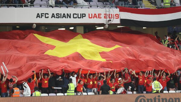 Rất đông CĐV Việt Nam đã đến sân để cổ vũ, tiếp thêm động lực cho đội nhà thi đấu và giành chiến thắng. - Sputnik Việt Nam