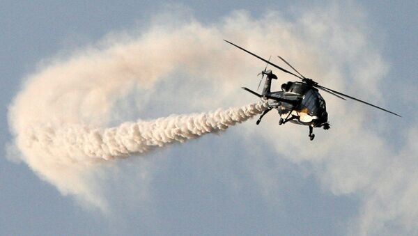 Máy bay trực thăng chiến đấu hạng nhẹ HAL Black Tiger (LCH) trong chuyến bay diễn tập của Không quân Ấn Độ ở Pokhran - Sputnik Việt Nam