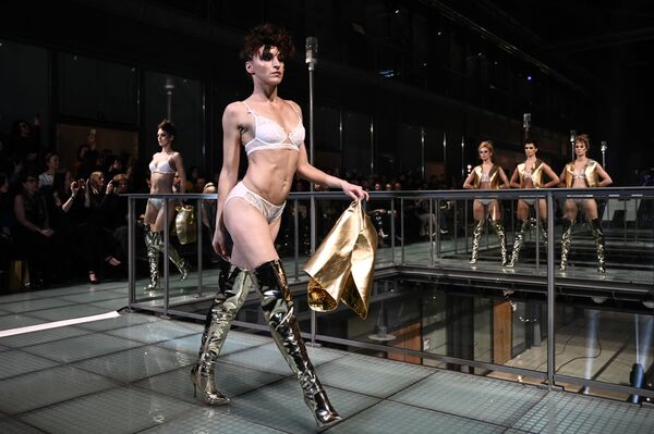 Các người mẫu trong buổi trình diễn nội y trong buổi trình diễn thời trang Lingerie Rocks ở Paris - Sputnik Việt Nam