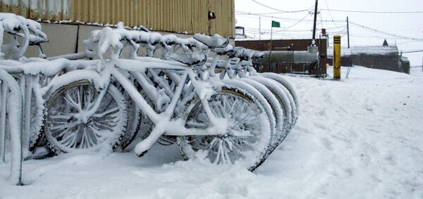 Cơn bão tuyết mùa hè phủ tuyết trắng trên những chiếc xe đạp trong bãi đậu xe gần nhà số 155 của trạm cực McMurdo - Sputnik Việt Nam