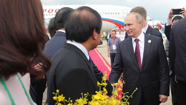 Tổng thống Nga Vladimir Putin đến Việt Nam tham dự hội nghị thượng đỉnh APEC sáng 10/11/2017. - Sputnik Việt Nam