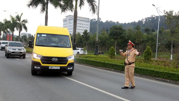 Cảnh sát giao thông Công an tỉnh Lào Cai thực hiện kiểm tra các phương tiện tham gia giao thông trên đại lộ Trần Hưng Đạo, thành phố Lào Cai. - Sputnik Việt Nam