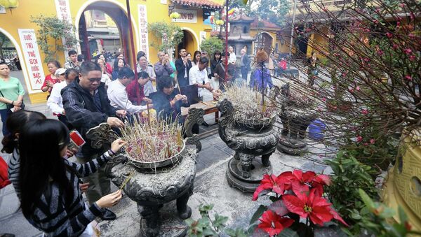 Người dân thủ đô đi lễ tại chùa Quán Sứ. - Sputnik Việt Nam
