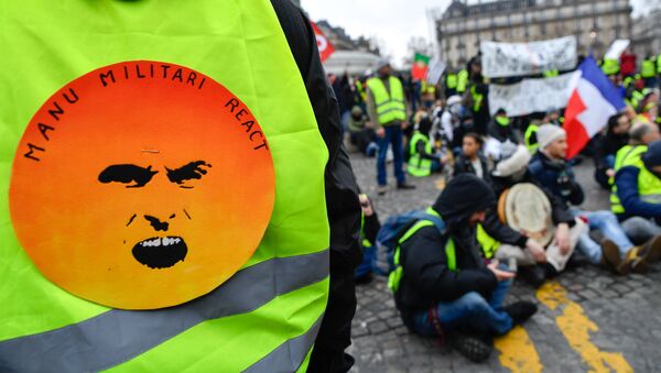 Thành viên hoạt động phản kháng Áo gi lê vàng ở Paris - Sputnik Việt Nam