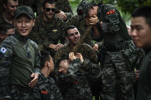 Thủy quân lục chiến Hàn Quốc lấy nước từ cây nho trong buổi tập huấn sinh tồn trong rừng rậm - một phần cuộc tập trận quân sự Cobra Gold ở Thái Lan - Sputnik Việt Nam