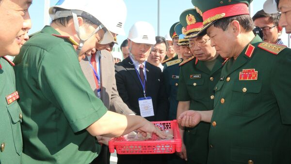 Bộ trưởng Bộ Quốc phòng Ngô Xuân Lịch kiểm tra tại khu vực xử lý đất đá nhiễm dioxin tại sân bay Biên Hòa. - Sputnik Việt Nam