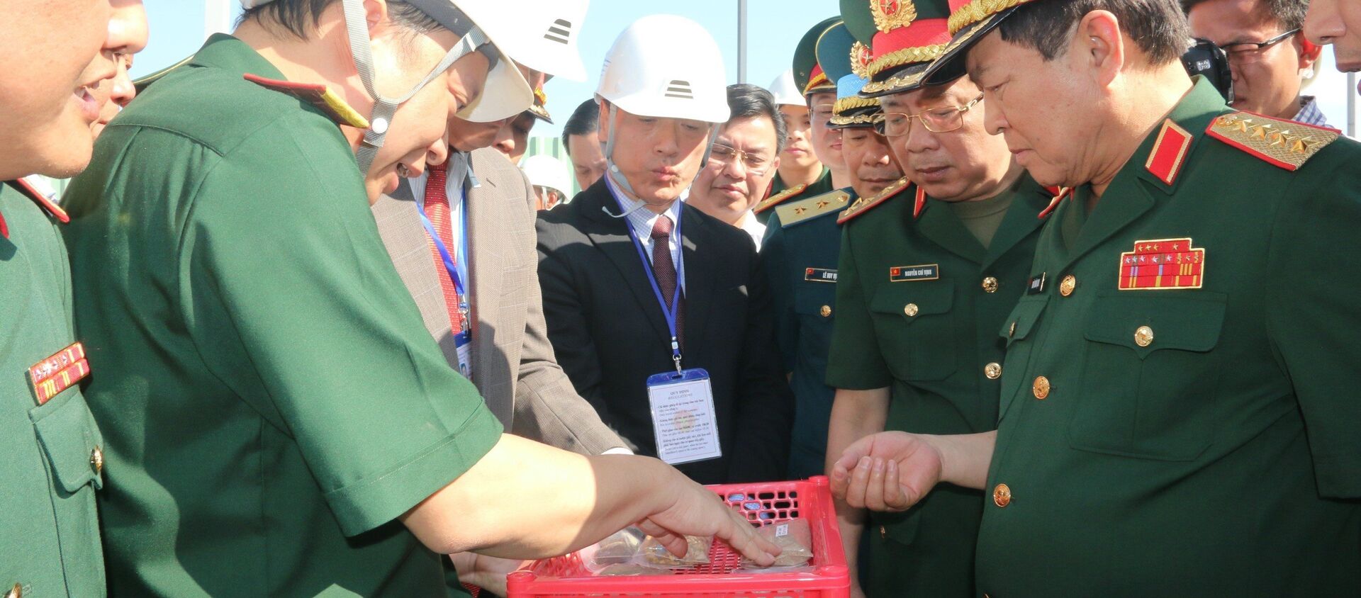 Bộ trưởng Bộ Quốc phòng Ngô Xuân Lịch kiểm tra tại khu vực xử lý đất đá nhiễm dioxin tại sân bay Biên Hòa. - Sputnik Việt Nam, 1920, 15.02.2019