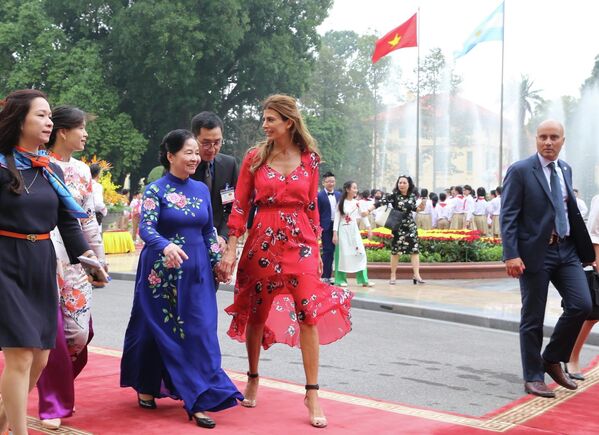 Bà Ngô Thị Mân, Phu nhân Tổng Bí thư, Chủ tịch nước Nguyễn Phú Trọng và bà Juliana Awada, Phu nhân Tổng thống Argentina Mauricio Macri sau lễ đón chính thức. - Sputnik Việt Nam