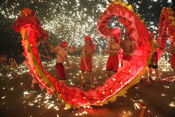 Các nghệ sĩ dân gian múa rồng trong Lễ hội đèn lồng ở An Sơn, Trung Quốc - Sputnik Việt Nam