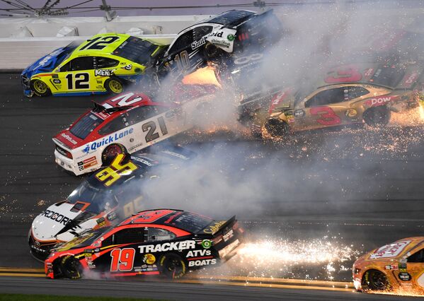 Một vụ tai nạn lớn liên quan đến 21 chiếc xe tại cuộc đua NASCAR ở Florida - Sputnik Việt Nam