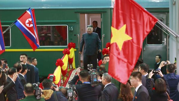 Chủ tịch Triều Tiên Kim Jong-un xuống tàu hỏa tại ga Đồng Đăng. - Sputnik Việt Nam