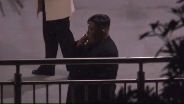 Kim Jong-un lọt vào video cùng điếu thuốc lá ở sân ga trên đường đến Việt Nam - Sputnik Việt Nam