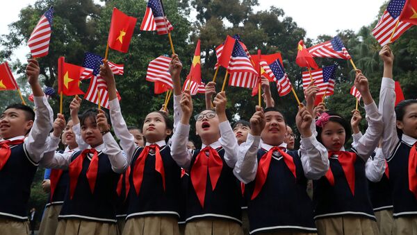 Học sinh từ trường trung học Nguyễn Du vẫy cờ Hoa Kỳ và Việt Nam trước hội nghị thượng đỉnh Bắc Triều Tiên-Hoa Kỳ tại Hà Nội, Việt Nam - Sputnik Việt Nam