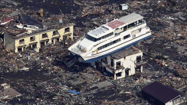 Du thuyền trên nóc tòa nhà ở thành phố Otsuchi sau trận động đất và sóng thần ngày 11 tháng 3 năm 2011 tại Nhật Bản - Sputnik Việt Nam